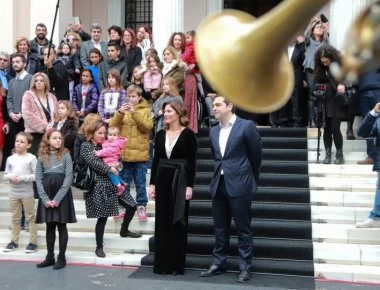 Τα... έψαλαν πρωτοχρονιάτικα στον Αλέξη Τσίπρα (βίντεο)